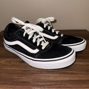 Vans Classic Black and White Skate Shoes Youth size 6